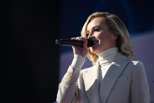 Певица Полина Гагарина выступает на митинге-концерте в Лужниках, посвященном воссоединению Крыма с Россией