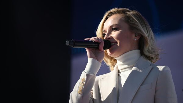 Певица Полина Гагарина выступает на митинге-концерте в Лужниках, посвященном воссоединению Крыма с Россией