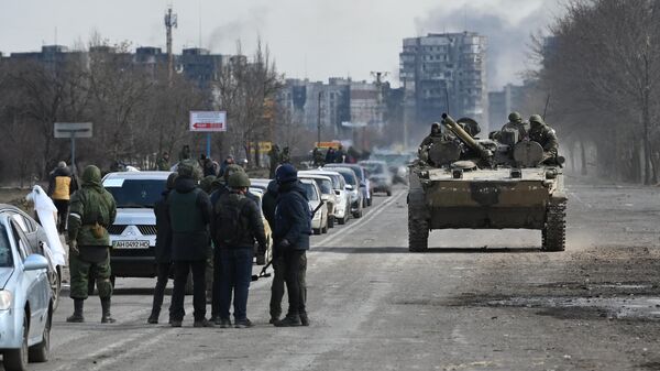 Военнослужащие Народной милиции ДНР на выезде из Мариуполя