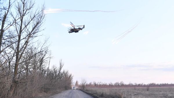 Ударный вертолет Ка-52 в районе города Докучаевска летит в сторону Мариуполя