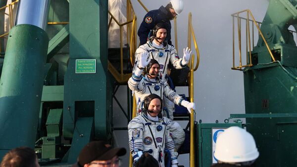 Члены основного экипажа 67-й экспедиции на МКС космонавты Роскосмоса Олег Артемьев, Сергей Корсаков и Денис Матвеев на стартовой площадке космодрома Байконур.