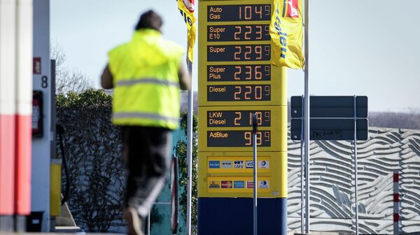 Табло с выросшими ценами на бензин на заправочной станции в Гельзенкирхене, Германия