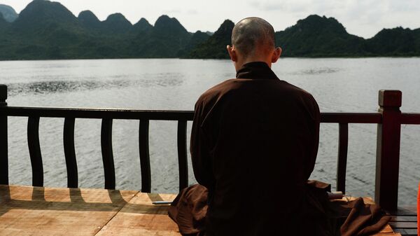 Буддийский монах на берегу озера во Вьетнаме
