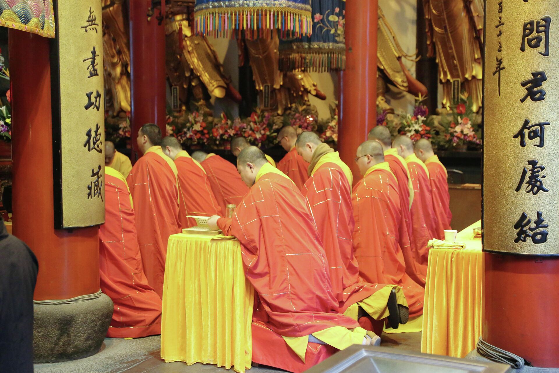 Буддийские монахи во время молитвы в храме Нефритового Будды Юйфосы в Шанхае - РИА Новости, 1920, 14.02.2023