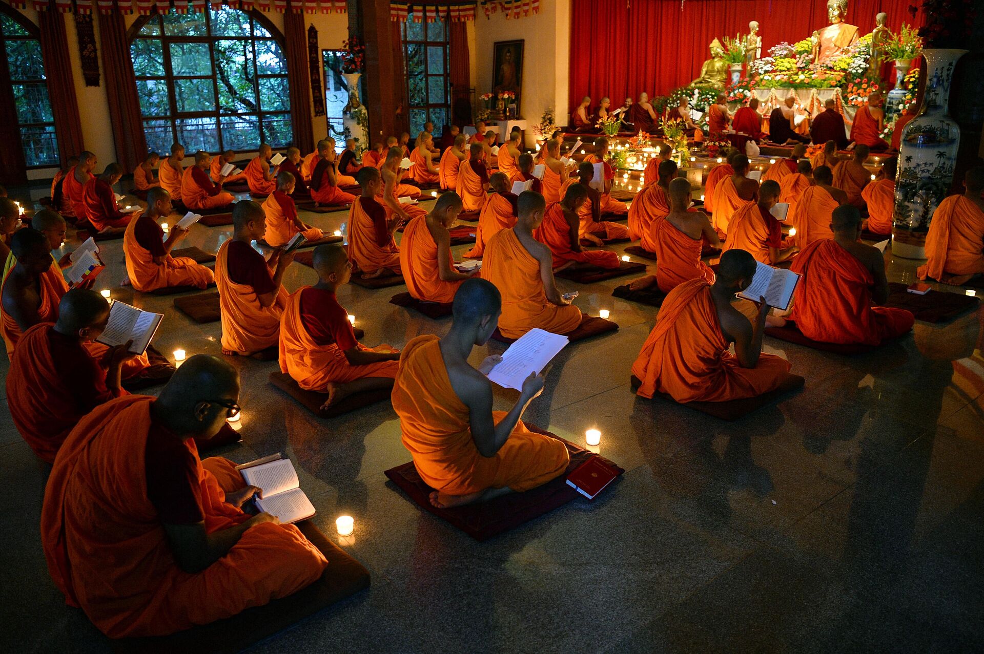 Буддийские монахи во время молитвы в Бангалоре, Индия - РИА Новости, 1920, 18.03.2022