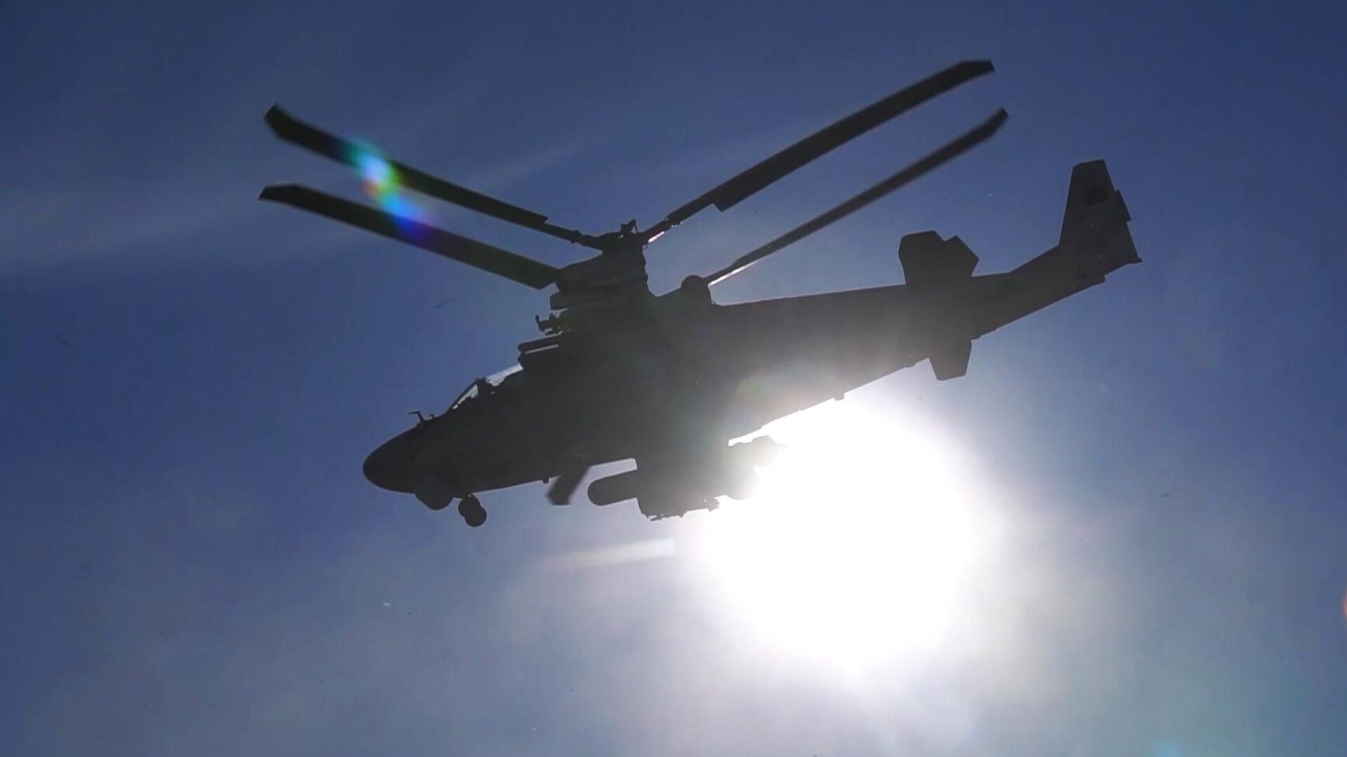 Вертолет Ка-52 ВКС РФ выполняет боевое задание в ходе специальной военной операции на Украине. Стоп-кадр видео - РИА Новости, 1920, 04.04.2022