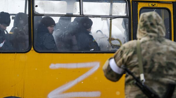 Автобус с украинскими военнопленными на окраине Мариуполя