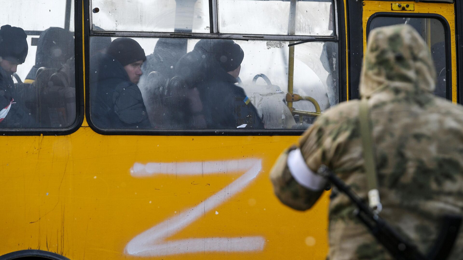 Автобус с украинскими военнопленными на окраине Мариуполя - РИА Новости, 1920, 30.04.2022