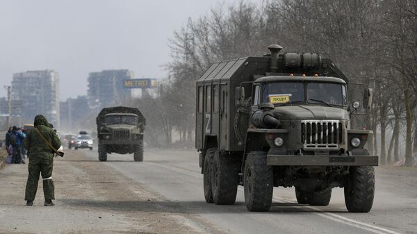 Военная техника ДНР на дороге на окраине Мариуполя