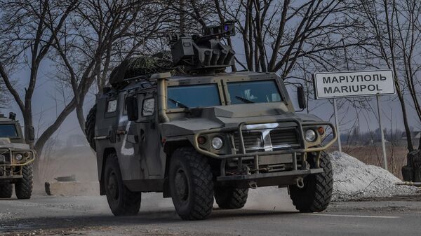Бронеавтомобили Народной милиции ДНР на въезде в Мариуполь