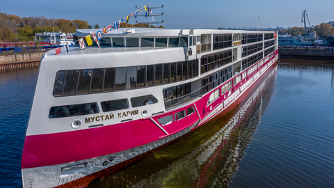 Круизный лайнер Мустай Карим во время спуска на воду Круизный лайнер Мустай Карим во время спуска на воду