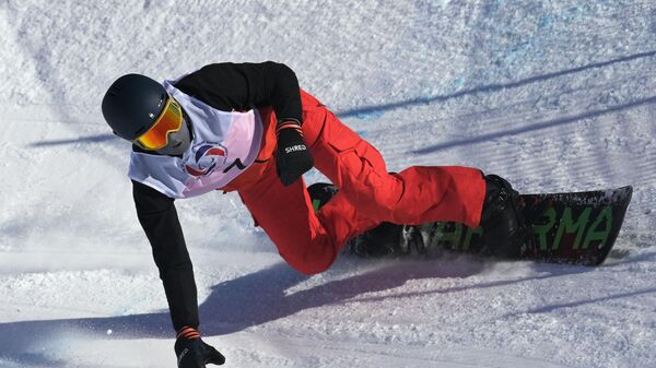 Алексей Петров (Россия) на дистанции соревнований по сноуборду 