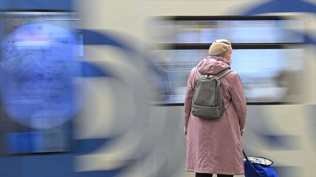 Женщина на станции Московского метрополитена