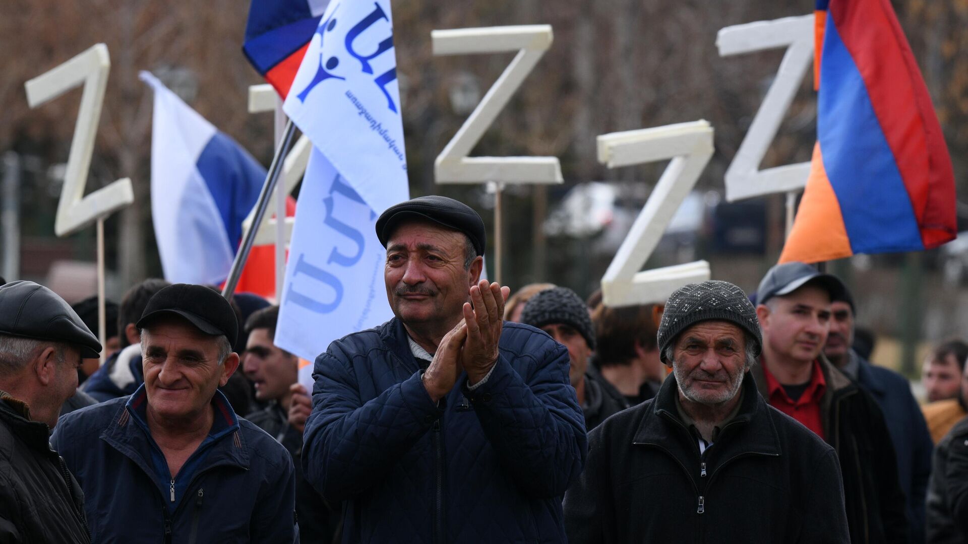 Участники массового митинга в поддержку специальной военной операции России на Украине по демилитаризации и денацификации этой страны, на улице Еревана.  - РИА Новости, 1920, 29.03.2022