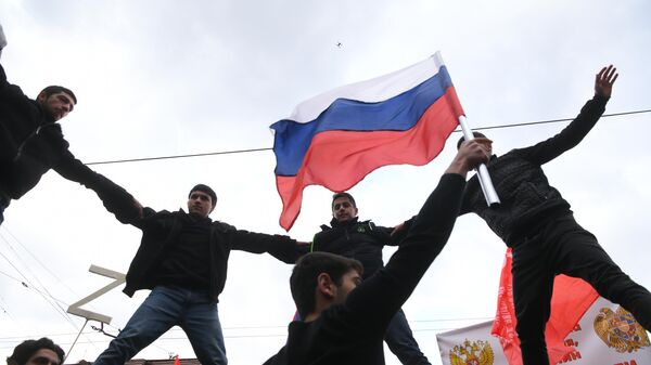 Прохожие с флагом РФ в Ереване
