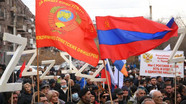 Участники массового митинга в поддержку специальной военной операции России на Украине по демилитаризации и денацификации этой страны, на улице Еревана. 