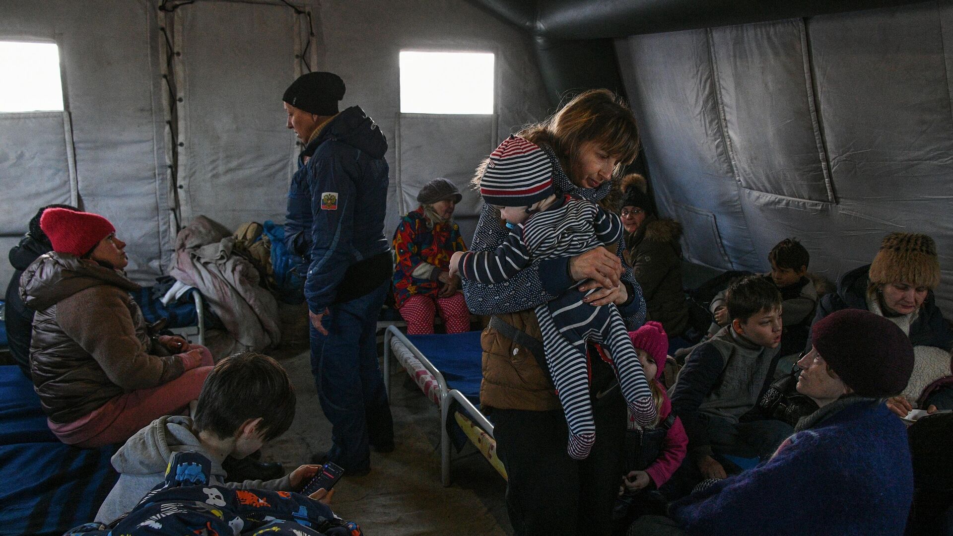 Беженцы из Мариуполя в пункте временного размещения в селе Безыменное - РИА Новости, 1920, 22.03.2022