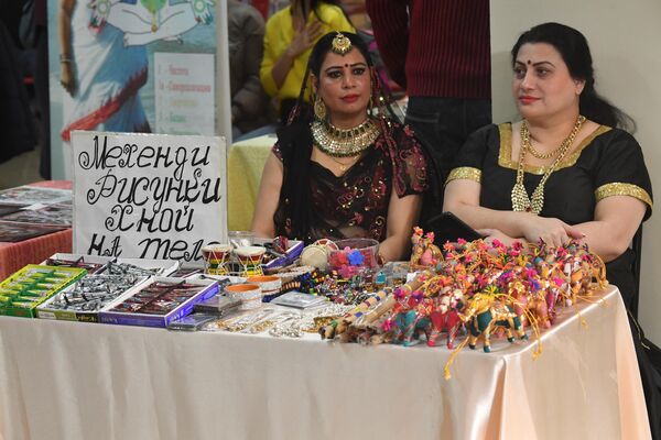 Продажа сувениров на индийском базаре на фестивале Холи Мела в Москве