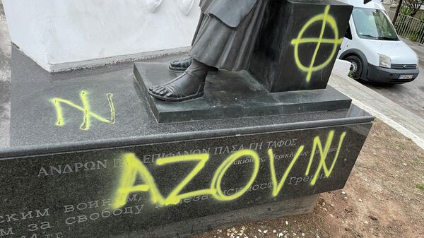  Оскверненный вандалами памятник советским воинам в Афинах, Греция