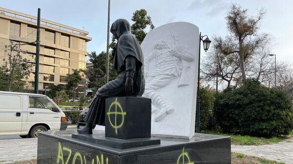  Оскверненный вандалами памятник советским воинам в Афинах, Греция