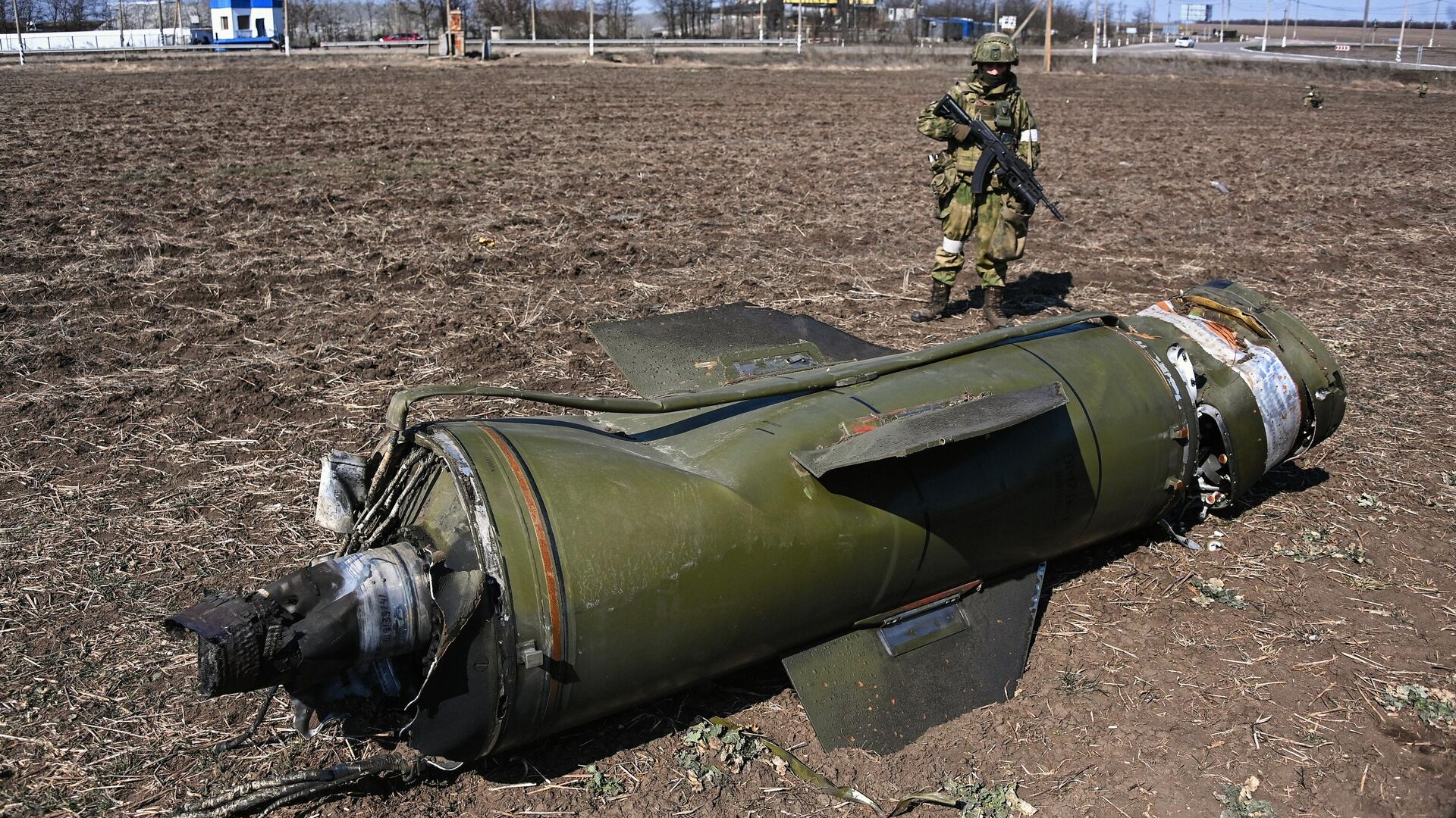 Обломки сбитой украинской ракеты Точка-У - РИА Новости, 1920, 30.03.2022
