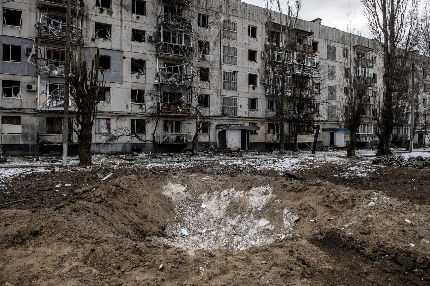 Воронка от снаряда на одной из улиц в городе Рубежное Луганской народной республики Воронка от снаряда на одной из улиц в городе Рубежное Луганской народной республики