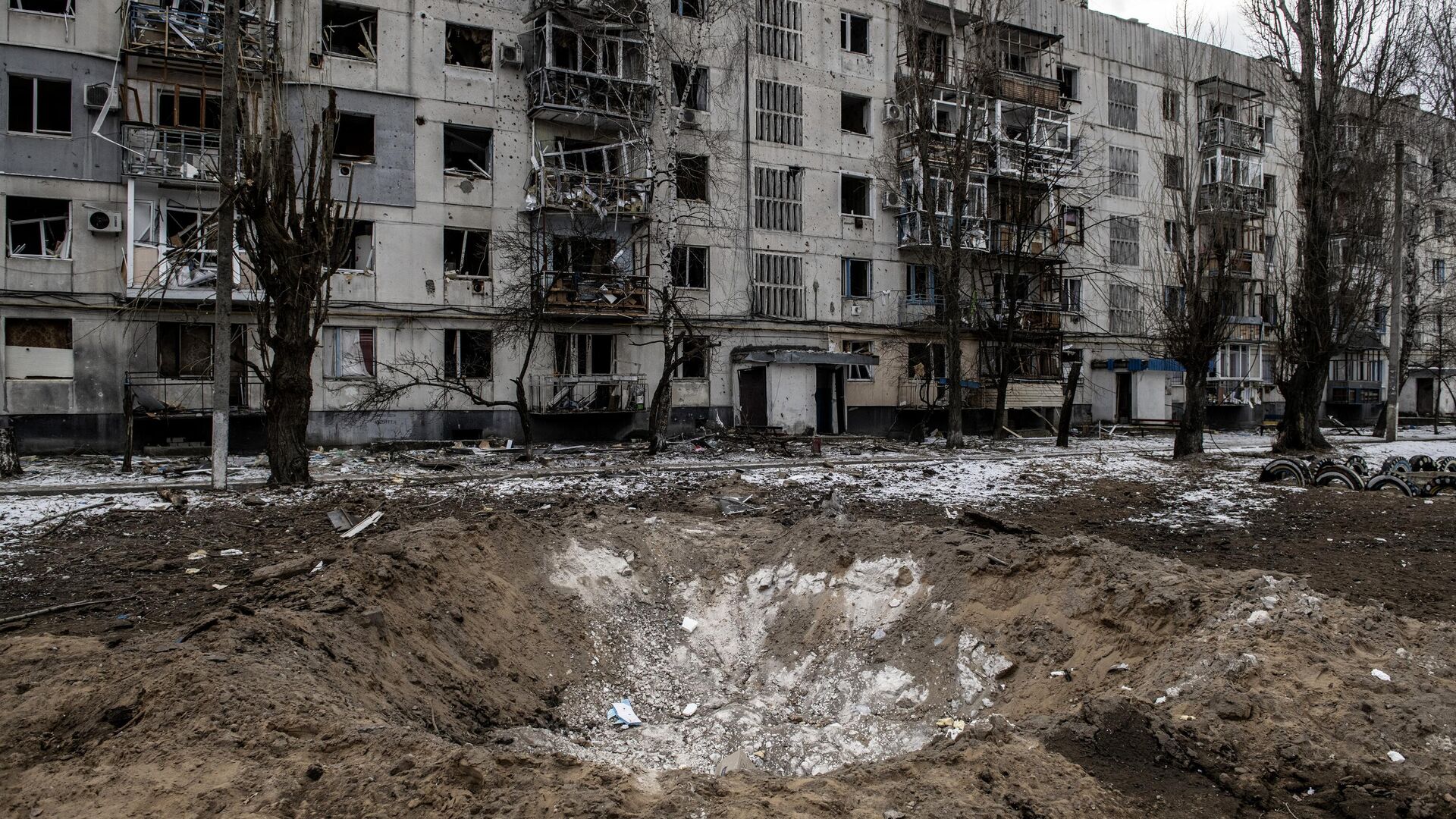 Воронка от снаряда на одной из улиц в городе Рубежное Луганской народной республики - РИА Новости, 1920, 24.03.2022