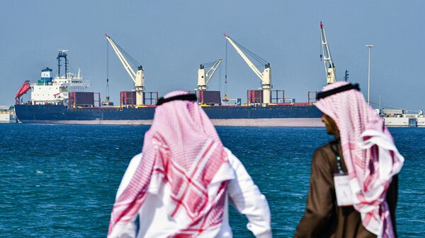 Нефтяной танкер в порту Рас-эль-Хайр, Саудовская Аравия