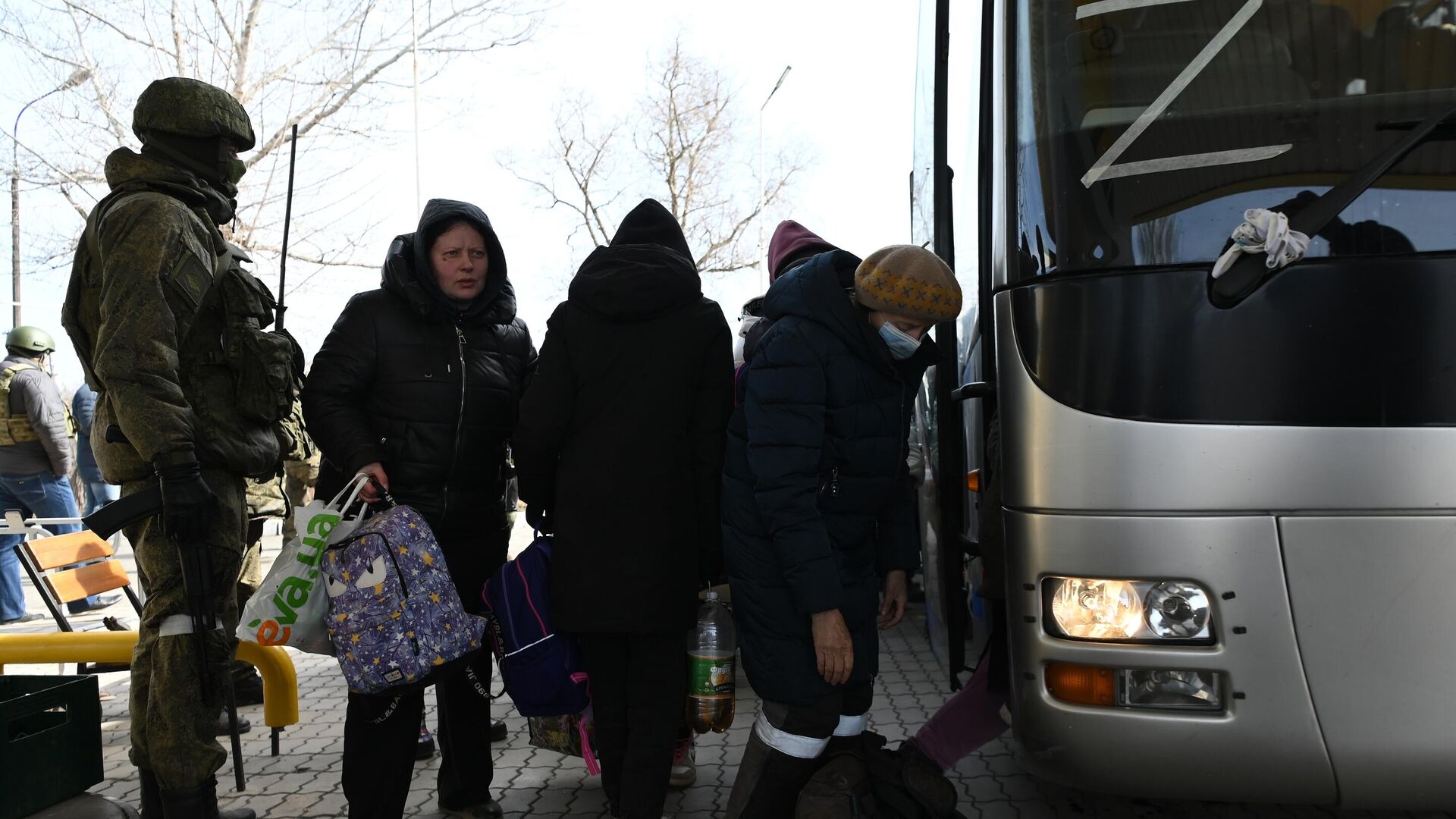 Жители города перед посадкой в автобус, следующий из Мариуполя - РИА Новости, 1920, 23.03.2022