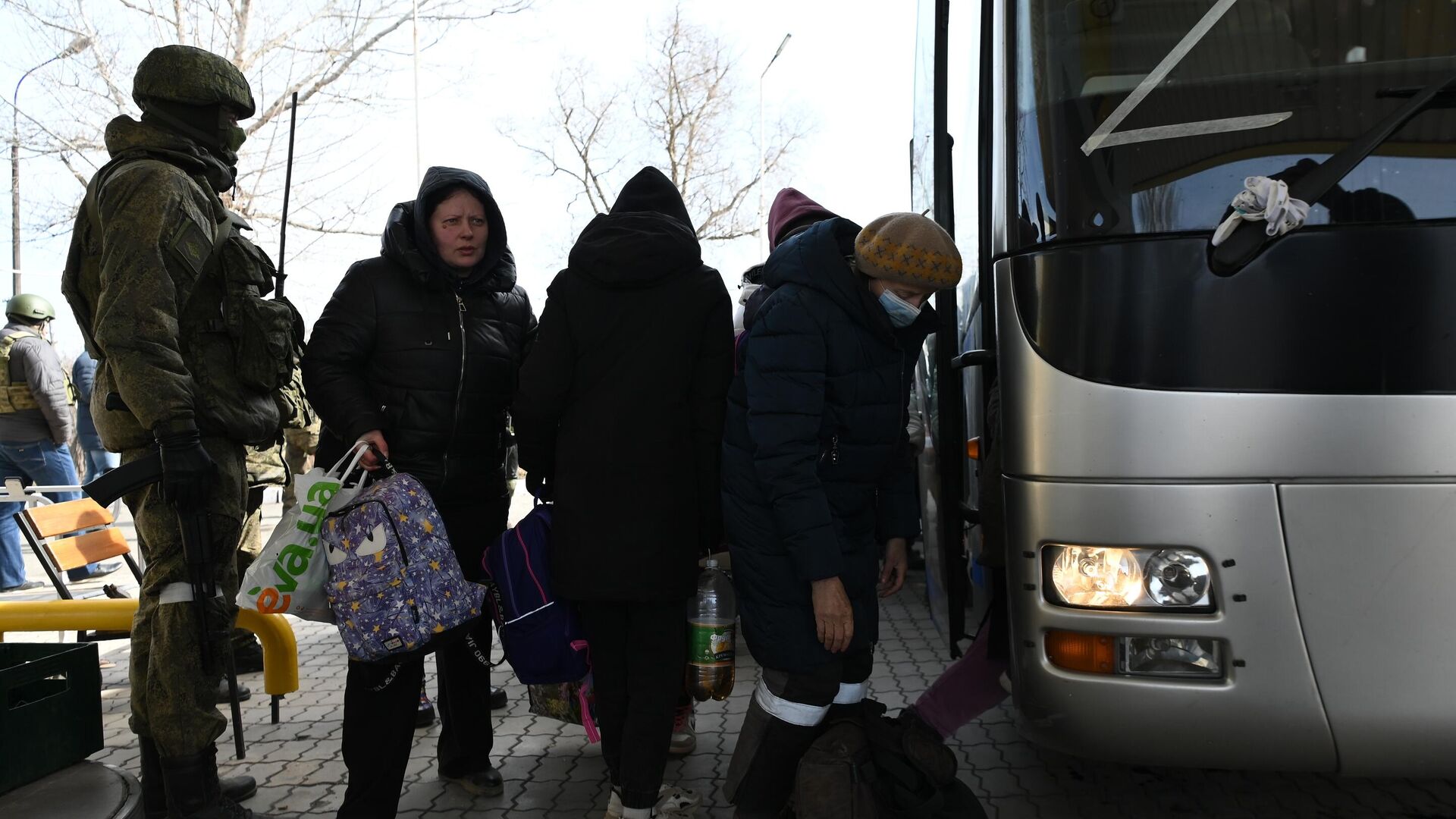 Жители города перед посадкой в автобус, следующий из Мариуполя - РИА Новости, 1920, 23.03.2022