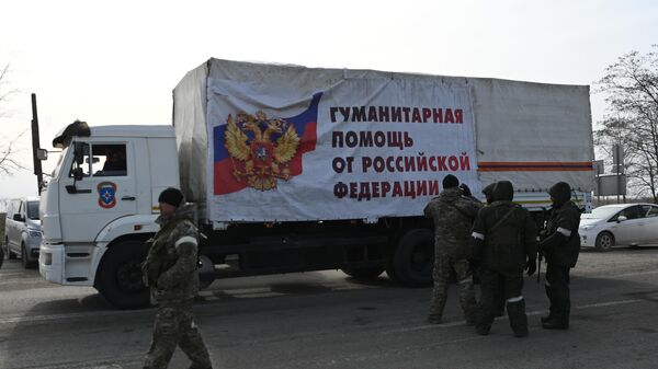 Бойцы Народной милиции ДНР разгружают гуманитарную помощь, доставленную из России для жителей Мариуполя