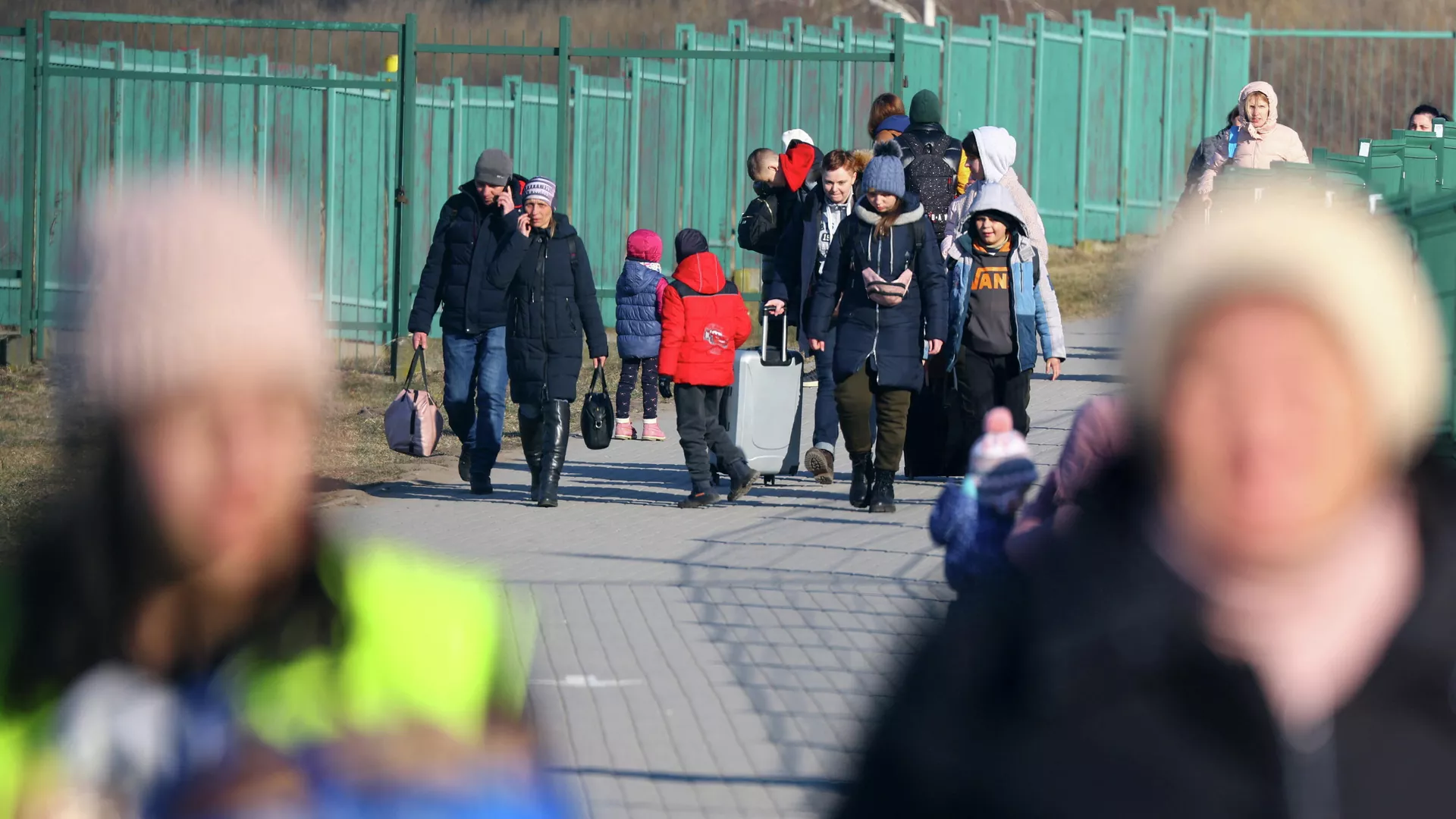 Einwohner der Ukraine passieren die polnisch-ukrainische Grenze durch den Checkpoint Medyka - RIA Novosti, 1920, 21.03.2022