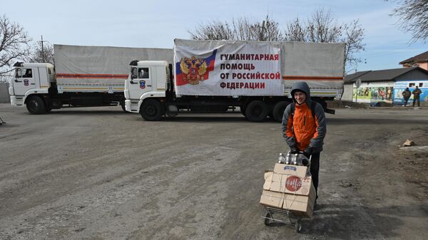 Житель Мариуполя с гуманитарной помощью из России