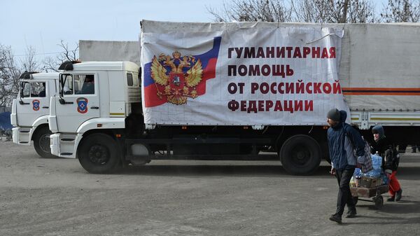 Жители Мариуполя получает у бойцов Народной милиции ДНР гуманитарную помощь, доставленную из России