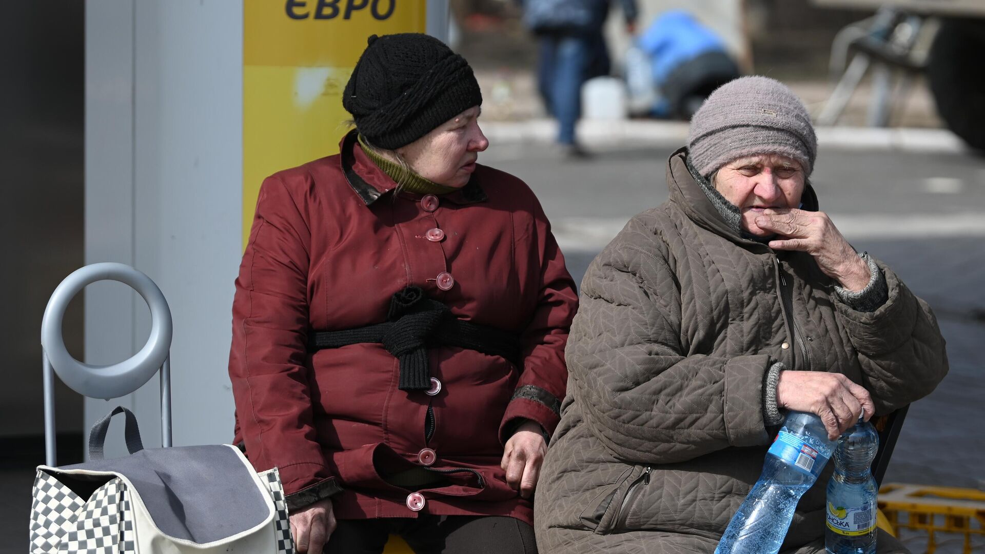 Жительницы города перед посадкой в автобус, следующий из Мариуполя - РИА Новости, 1920, 25.03.2022