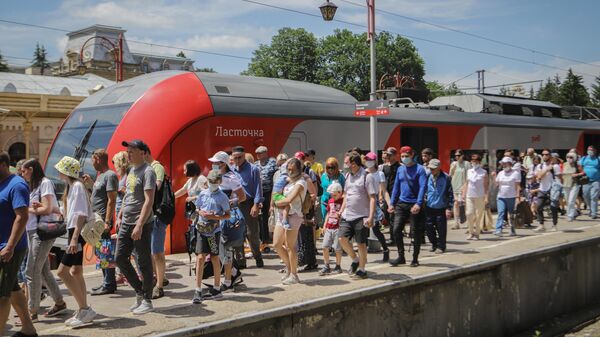 Люди на Железнодорожном вокзале в Кисловодске