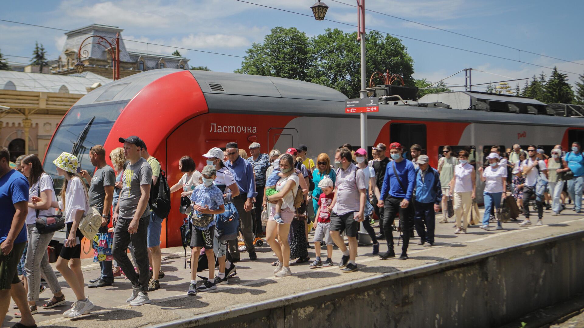 Люди на Железнодорожном вокзале в Кисловодске - РИА Новости, 1920, 16.06.2024