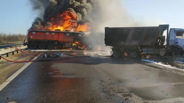 Место столкновения бензовоза с грузовиками на трассе Дон в Ростовской области