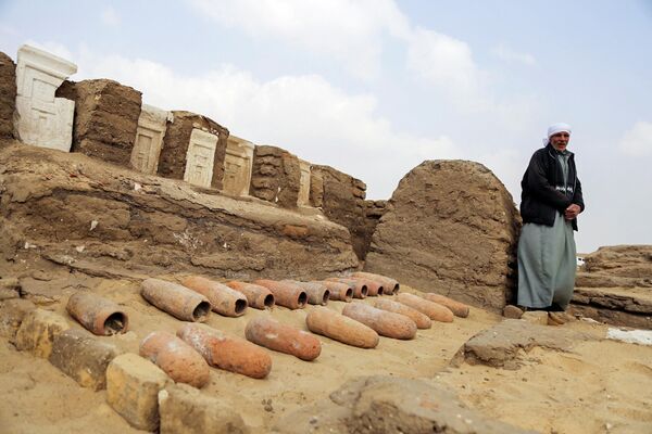 Археолог на месте обнаружения древних гробниц фараонов в Саккаре