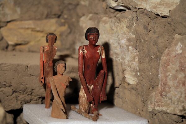 Статуэтки найденные в одной из древних гробниц в Саккаре