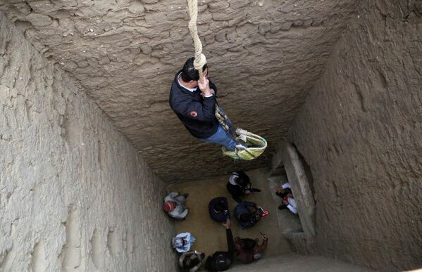 Журналисты спускаются в обнаруженную древнюю гробницу в Саккаре