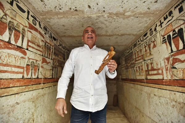 Глава Верховного совета древностей Египта Мустава Вазири демонстрирует статуэтку в одной из древних гробниц в Саккаре