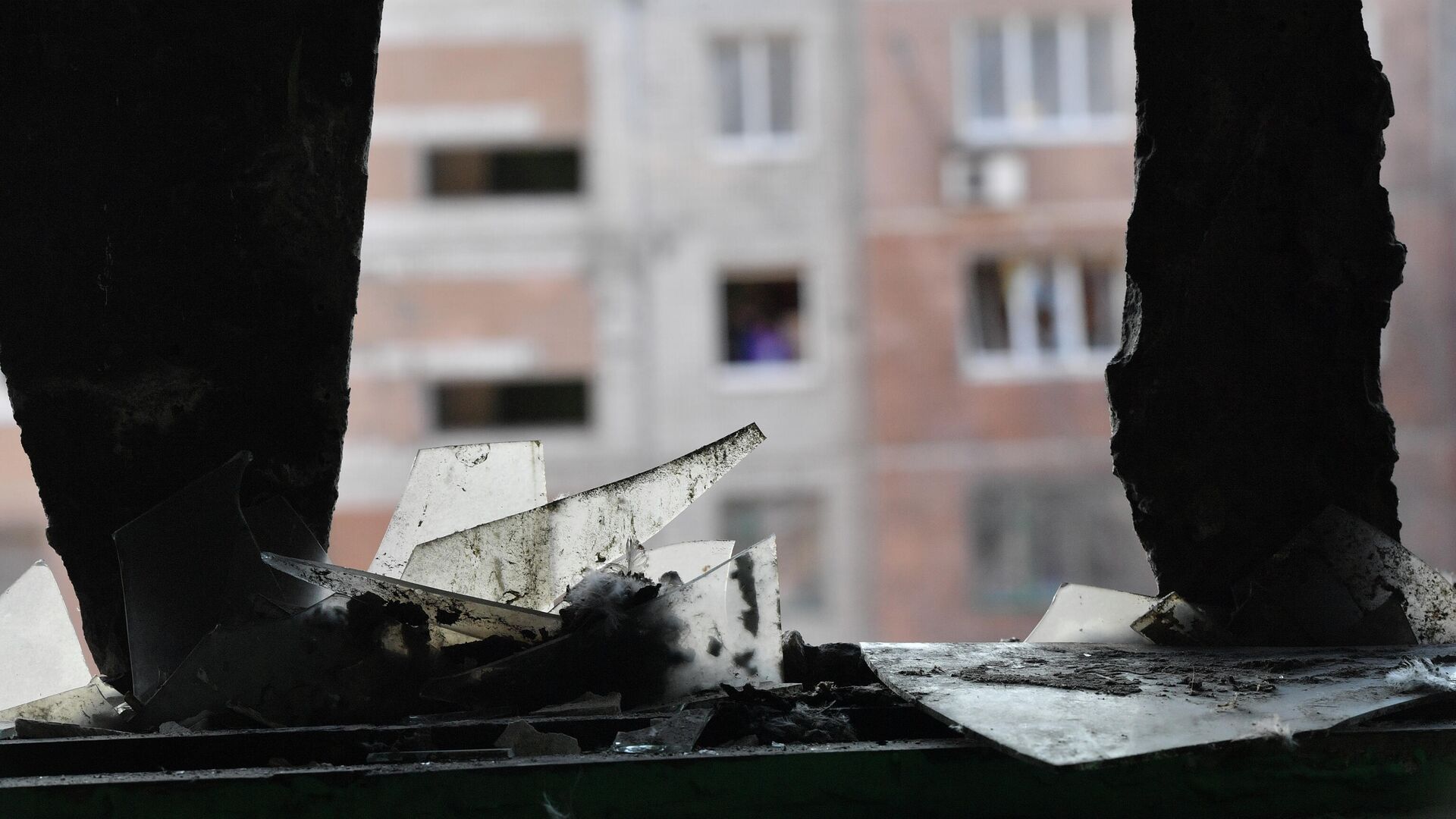 Разбитое окно дома в Макеевке - РИА Новости, 1920, 05.07.2023