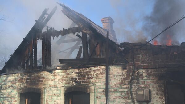 Пожар в доме, пострадавшем от обстрелов ВСУ в Донецке