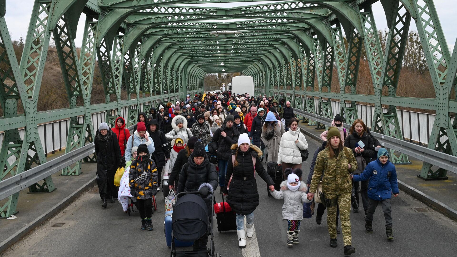 Беженцы на границе Украины и Польши в пункте пропуска Зосин-Устилуг - РИА Новости, 1920, 22.03.2022