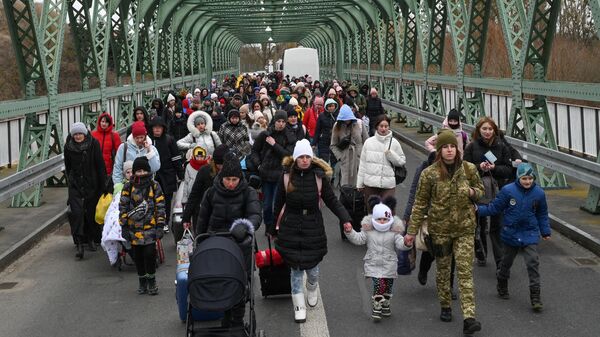 Беженцы на границе Украины и Польши в пункте пропуска Зосин-Устилуг