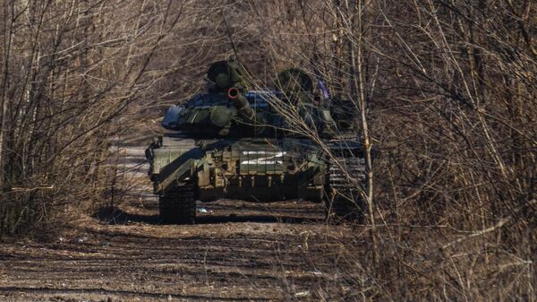 Военнослужащие Народной милиции ДНР ведут наступление в районе линии соприкосновения в Марьинке