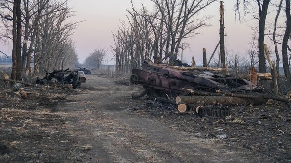 Уничтоженная украинская бронетехника на линии соприкосновения в поселке Степное Донецкой области