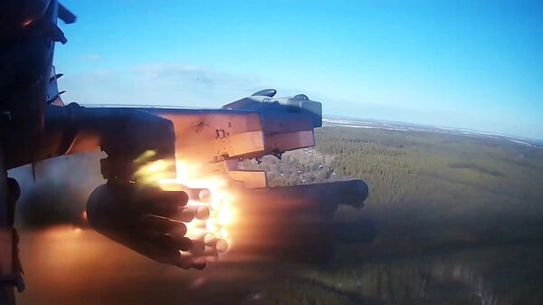 Вертолет Ка-52 ВКС РФ выполняет боевое задание в ходе специальной военной операции на Украине. Кадр видео