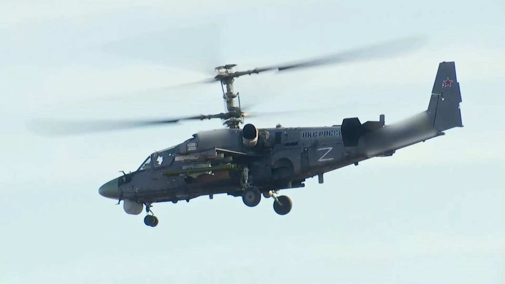 Вертолет Ка-52 ВКС РФ выполняет боевое задание в ходе специальной военной операции на Украине. Кадр видео - РИА Новости, 1920, 31.03.2022